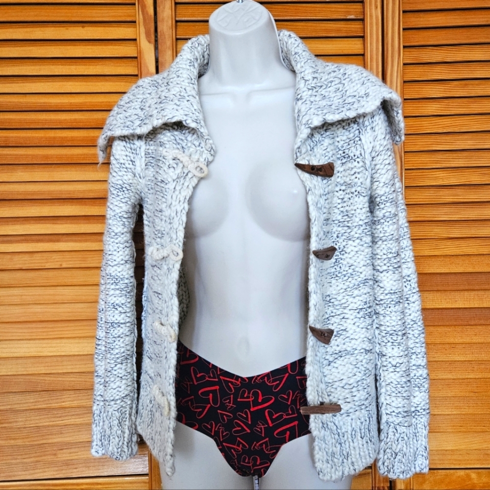 Unique multicolored sweater cardigan with wooden detailed buttons sz M